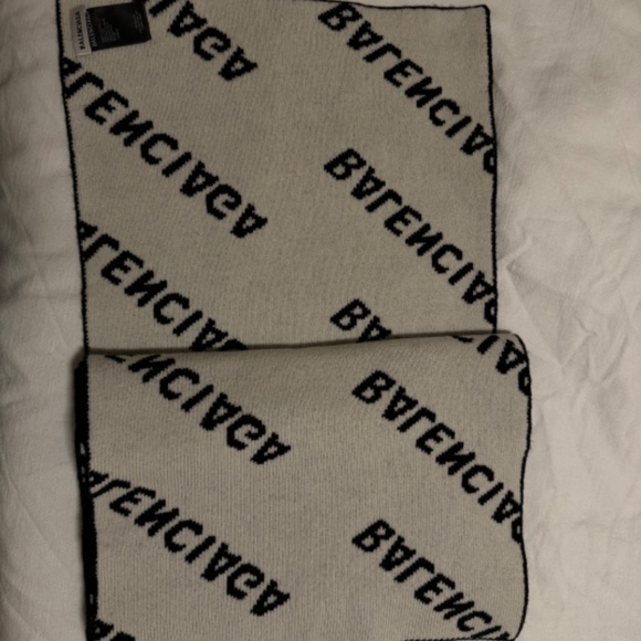 Balenciaga All Over Logo Scarf - Picture 2 of 5